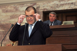 Τι κάνει ο Βγενόπουλος στην Βουλή;